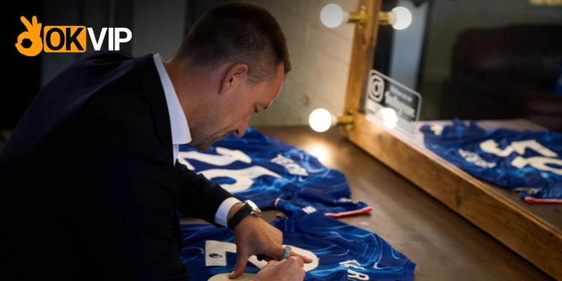 QQ88 KÝ KẾT ĐẠI SỨ THƯƠNG HIỆU CÙNG JOHN TERRY 5 John Terry ký áo đấu biểu tượng – dấu ấn cá nhân của huyền thoại trong hành trình cùng QQ88